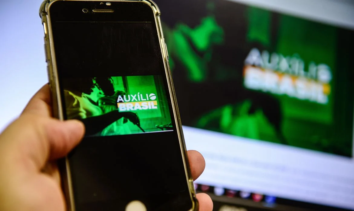Auxílio Brasil de R$ 600 começa a ser pago amanhã; veja calendário