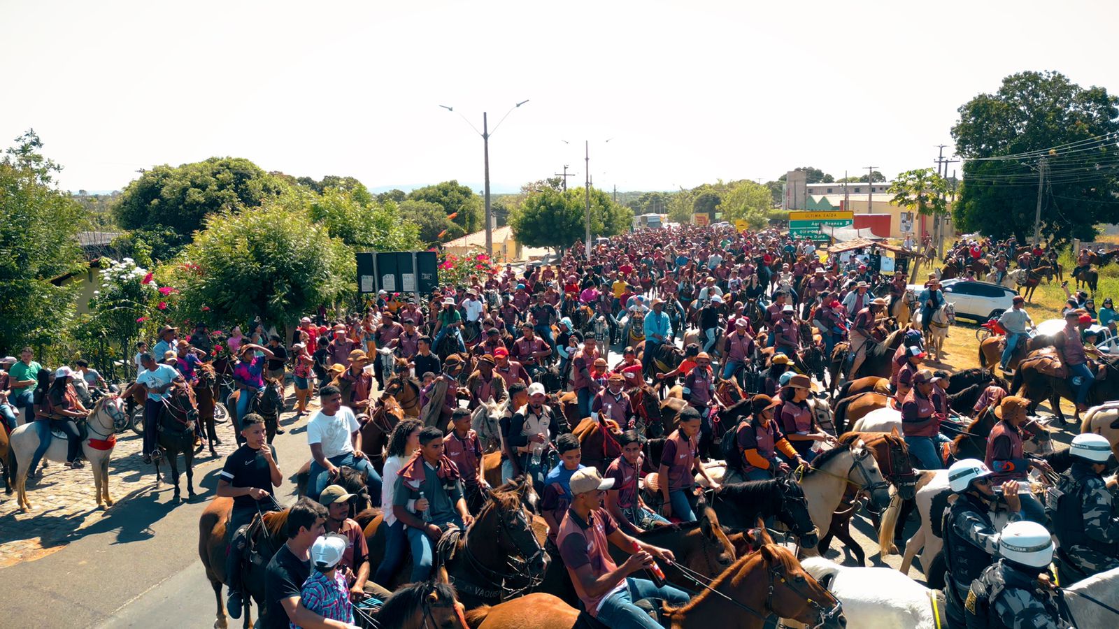 Mega Cavalgada leva cerca de mil vaqueiros às ruas de Água Branca e shows lotam a Arena Mangal