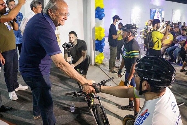 Sílvio Mendes recebe documento de ciclistas e reforça compromisso com a segurança em Teresina