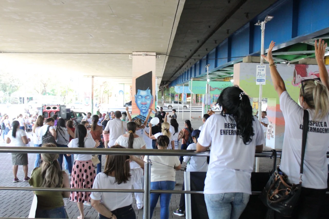 Profissionais da enfermagem de Teresina fazem ato por piso salarial