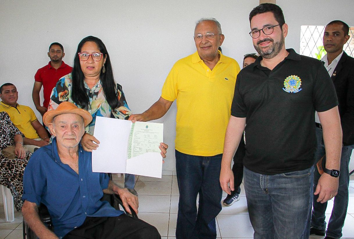 Dr. Pessoa entrega títulos de terra para moradores da zona rural de Teresina