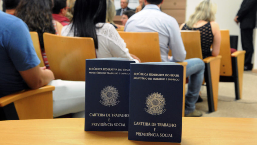 Taxa de desemprego cai para 8,7%, a menor desde 2015