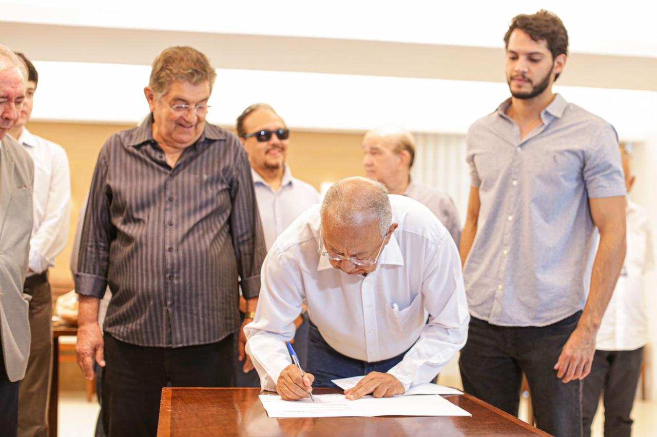 Dr Pessoa assina ordem de serviço para a construção de píer no rio Parnaíba e obra é iniciada