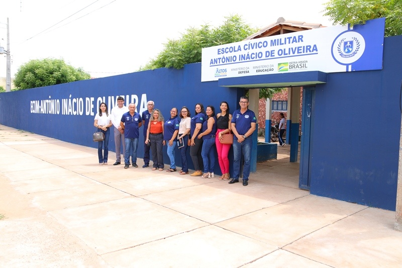 Equipe da Semec busca inspiração no modelo da escola cívico militar de Altos (PI)