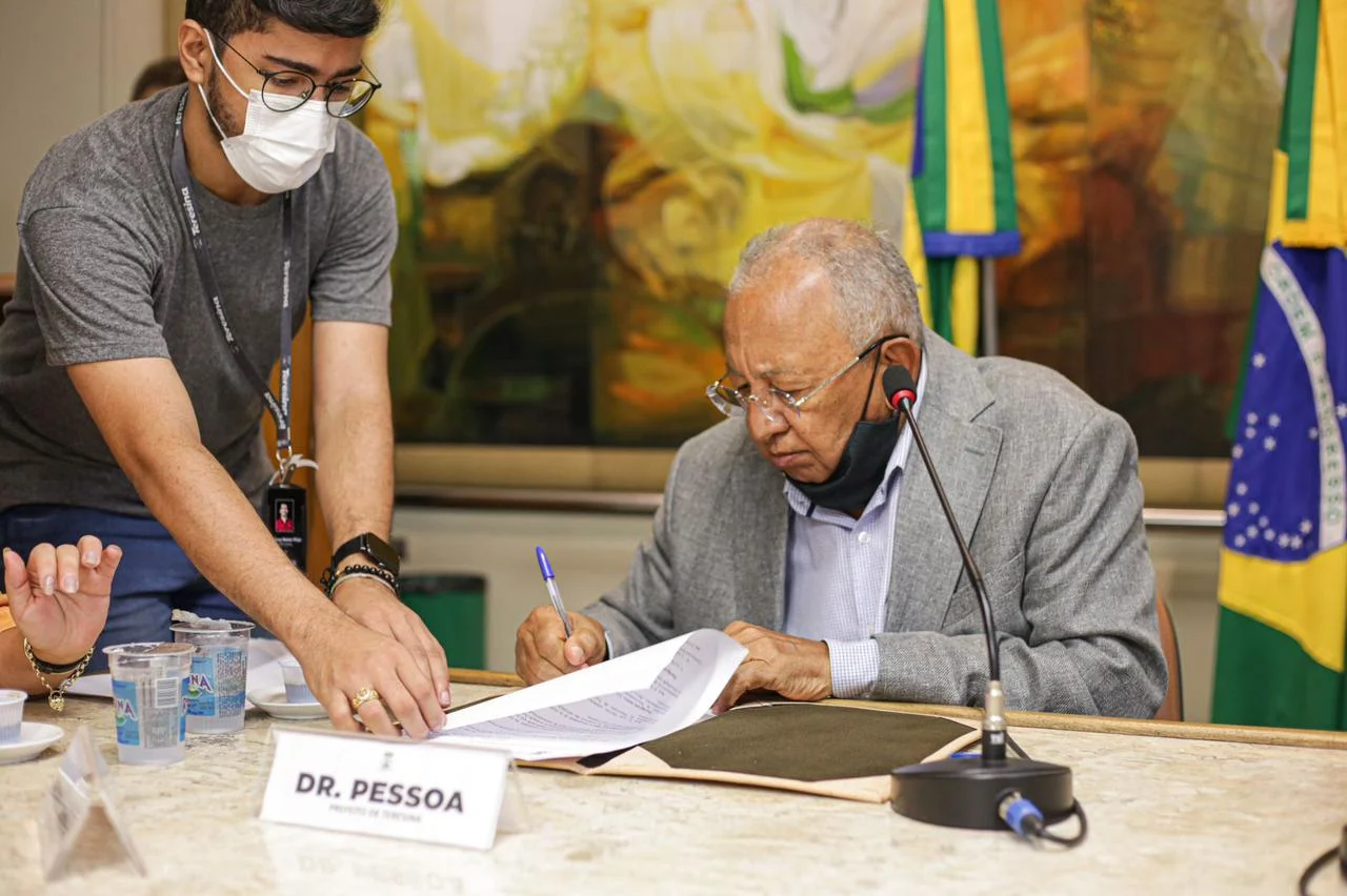 Dr. Pessoa sanciona lei que permite animais de estimação em supermercados