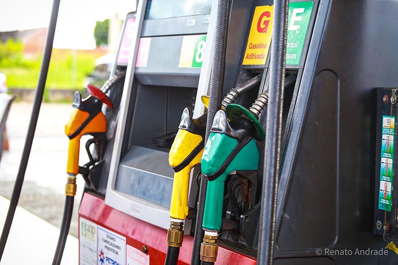 Preço do litro da gasolina cai nas bombas de abastecimento
