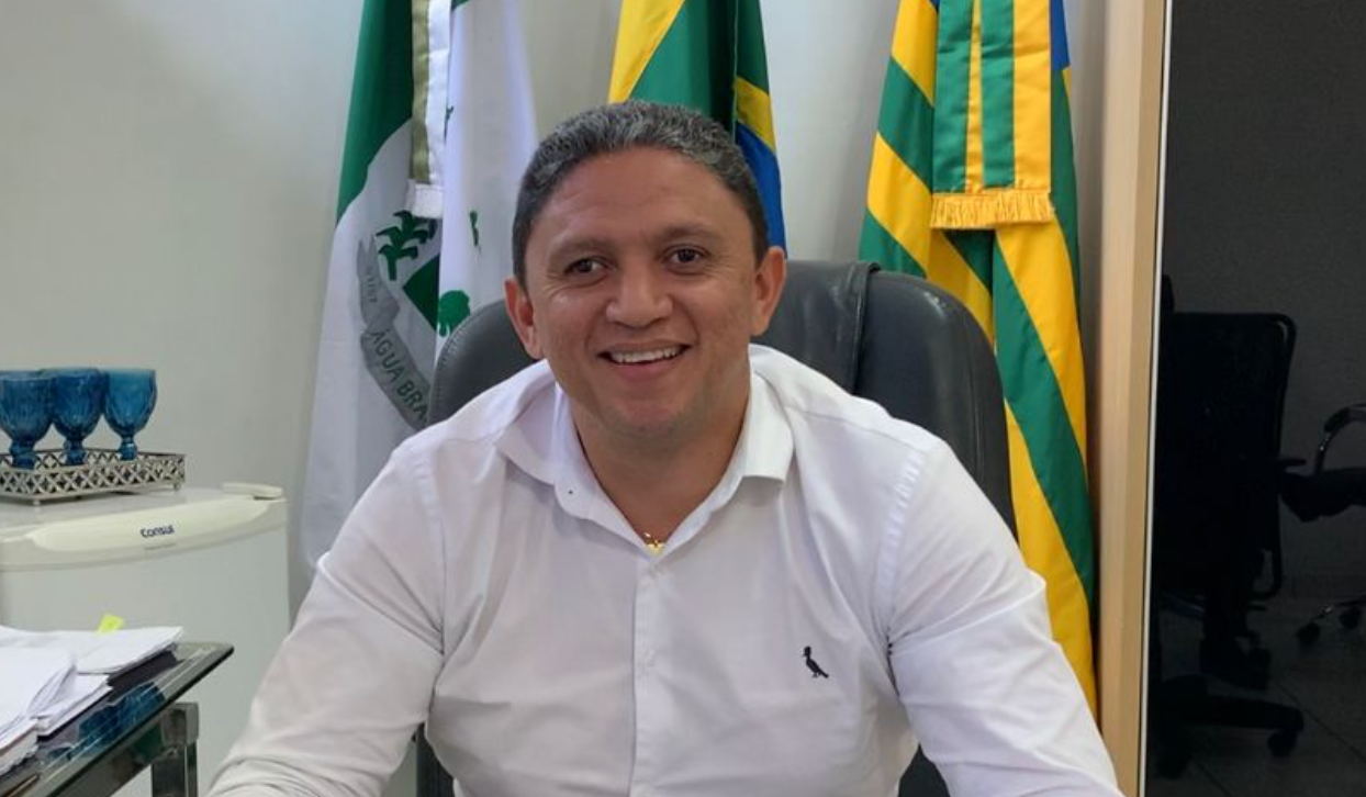 Prefeito de Água Branca assina mudança de nível para professores da Rede Municipal