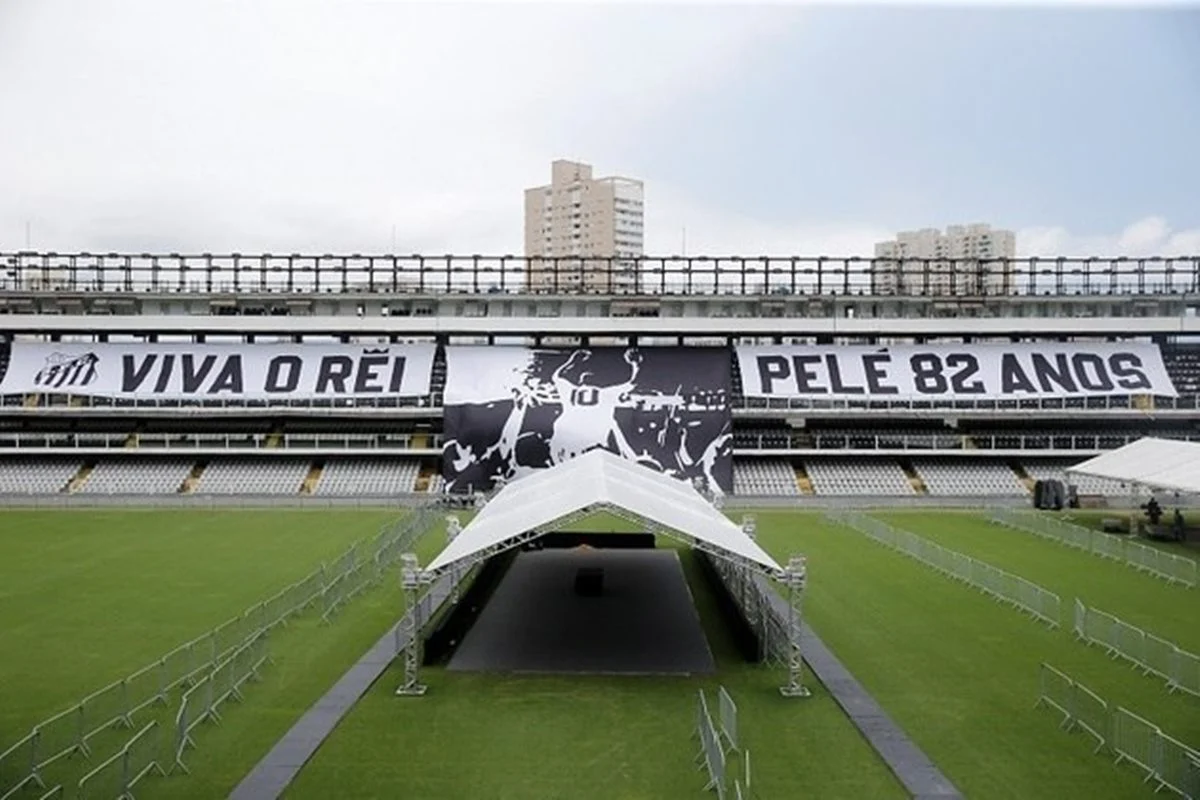 Corpo do Rei Pelé chega para velório no estádio da Vila Belmiro