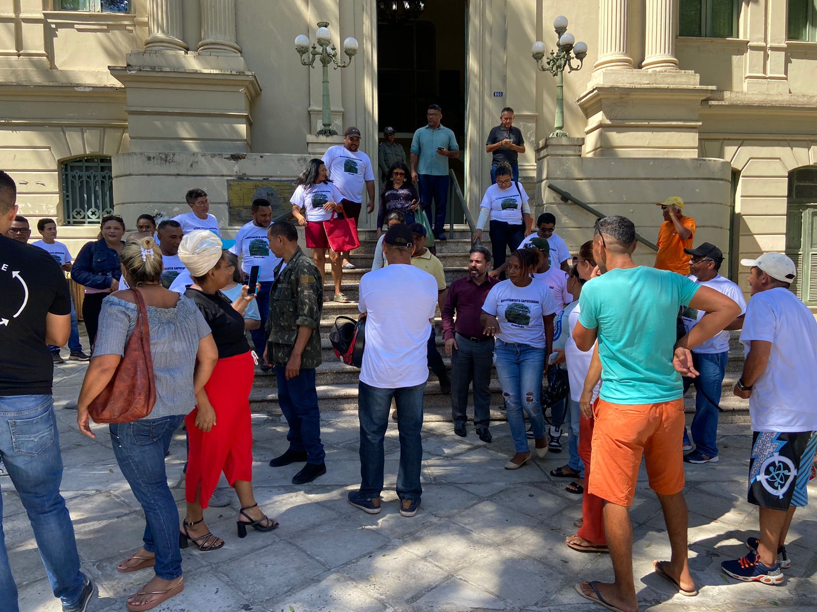 Moradores de ocupação protestam na frente da Prefeitura de Teresina