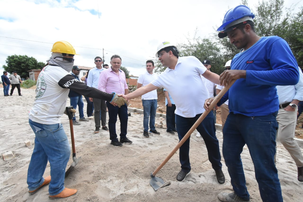 Governador visita obras em Paulistana e assina ordem de serviço de reforma do aeródromo