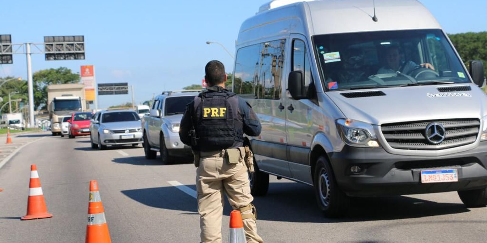 PRF fiscaliza uso do cinto de segurança nas estradas