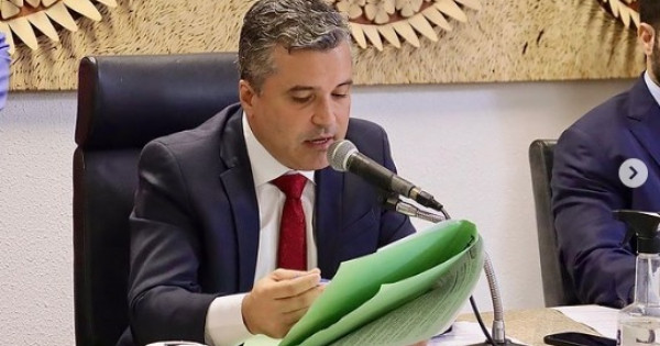 Dr. Vinícius desiste de candidatura e anuncia apoio a Fábio Novo