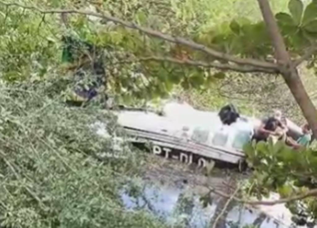 Avião de pequeno porte cai em lagoa na zona Norte de Teresina