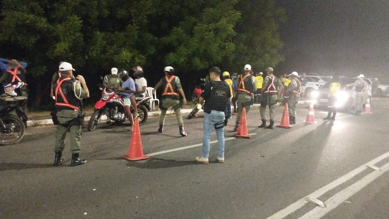 Dezesseis pessoas são conduzidas para delegacia durante blitzen em Teresina