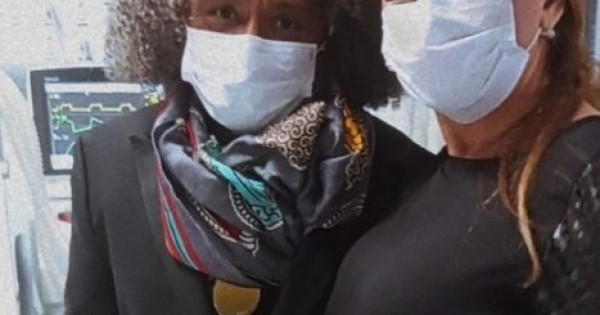 Cantor Chico César visita jornalista Francisco Magalhães em UTI de hospital