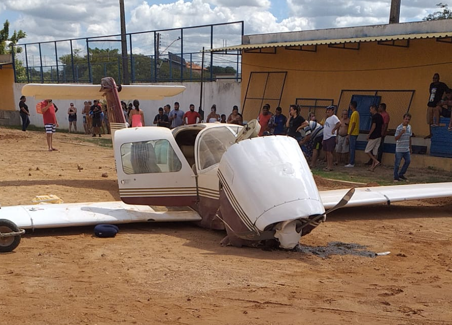 Cinco pessoas ficaram feridas em queda de avião no campo do Bariri em Teresina