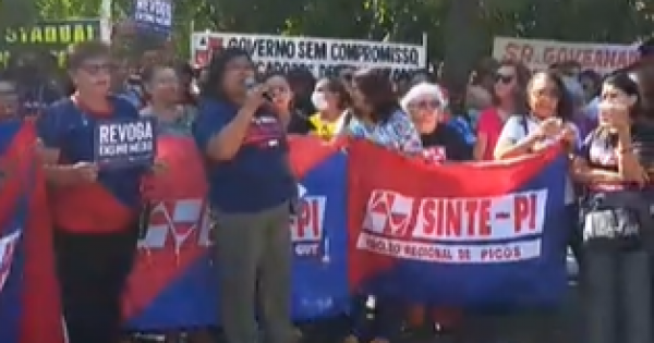 Professores paralisam atividades em Teresina e fazem manifestação na Seduc
