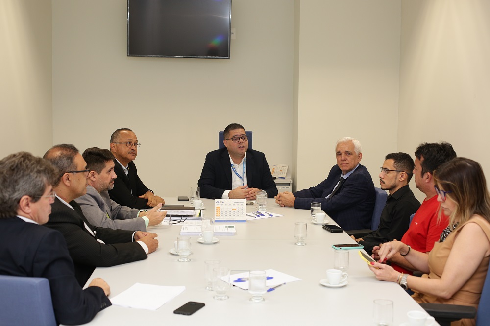 Themístocles Filho entrega cadastro de servidores que serão beneficiados com casas em Esperantina