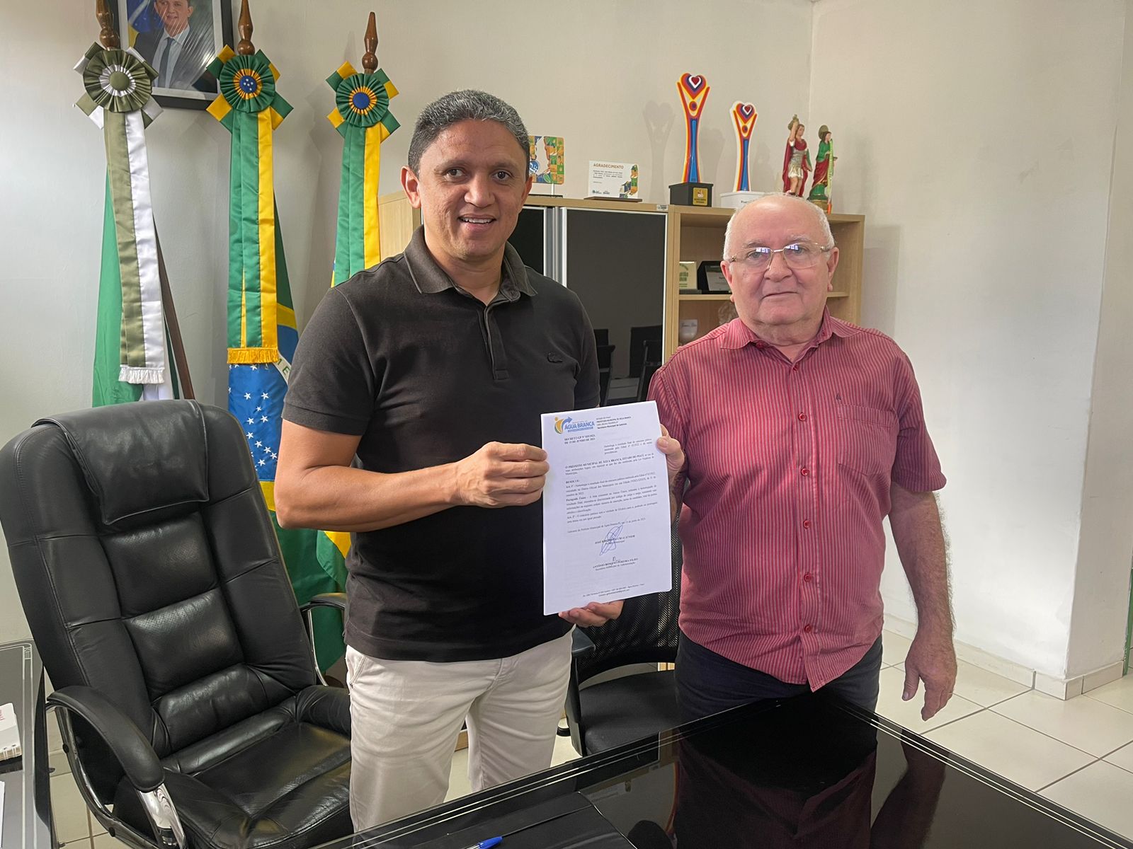 Prefeito Júnior Ribeiro assina homologação do resultado final do concurso público de Água Branca
