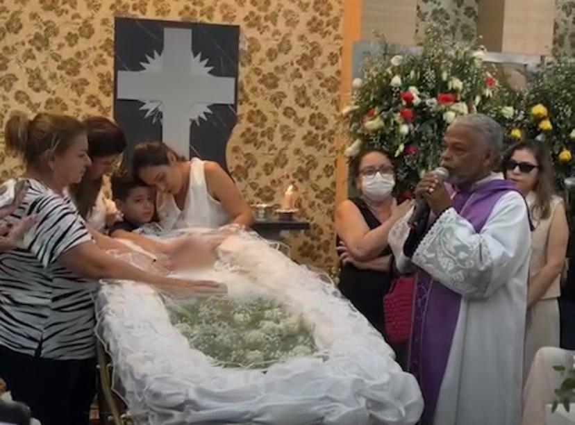 Em clima de comoção, familiares e amigos se despedem do médico Ismar Filho