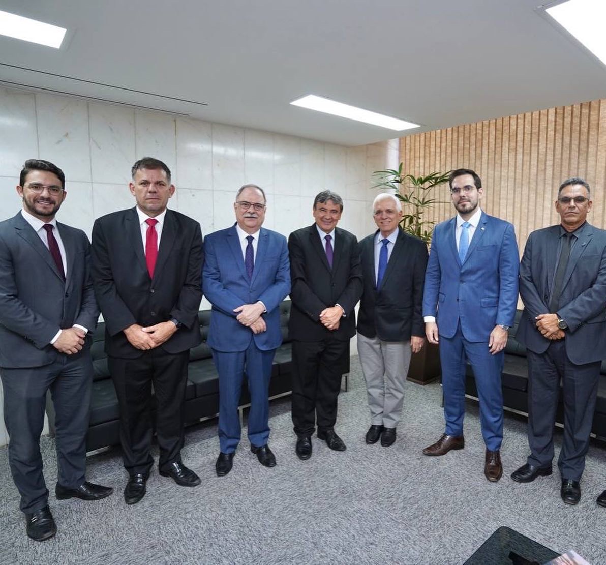 Themístocles Filho busca investimentos em habitação e justiça em Brasília
