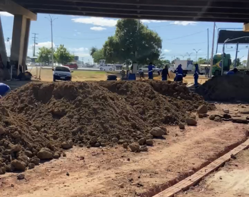 Prefeitura de Teresina avança com obra de urbanização na rotatória da avenida Miguel Rosa