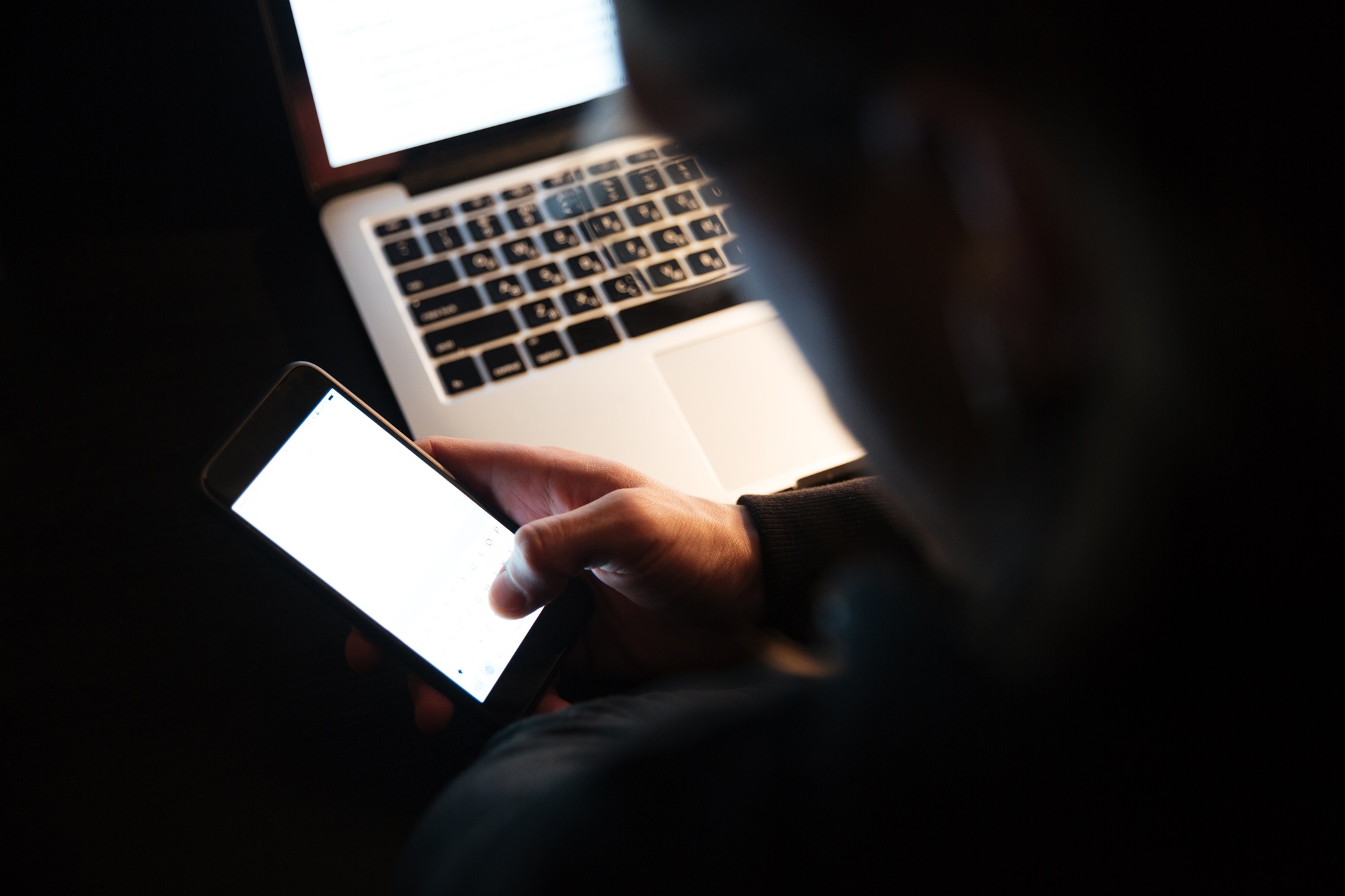 Geração Z é a que mais perde dinheiro com golpes digitais, aponta estudo