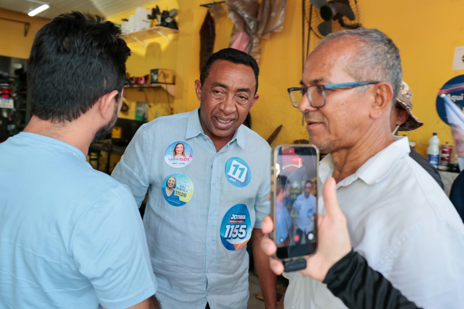 Na Vila Irmã Dulce, Joel mira indecisos na reta final da campanha
