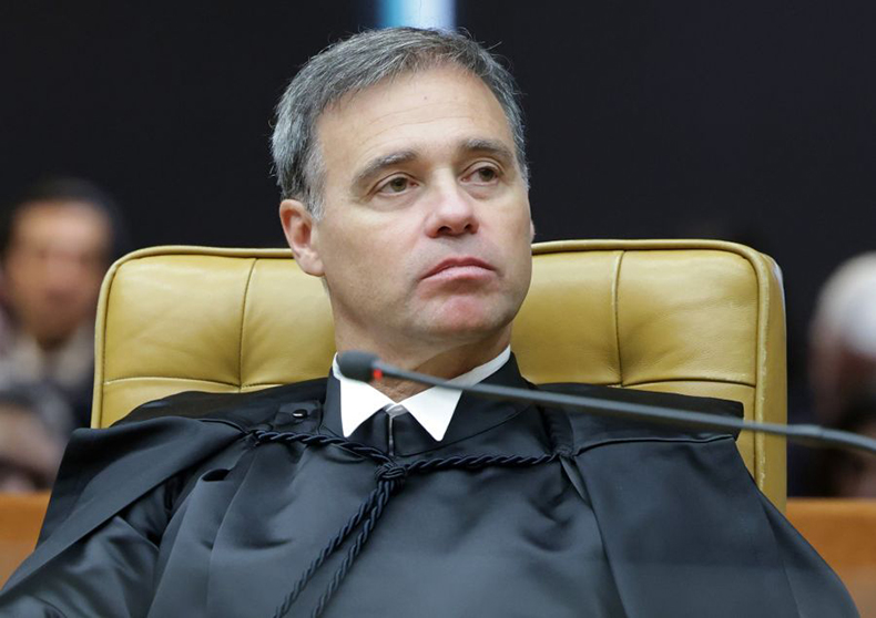 Mendonça mantém decisão de apagar posts sobre Nossa Senhora