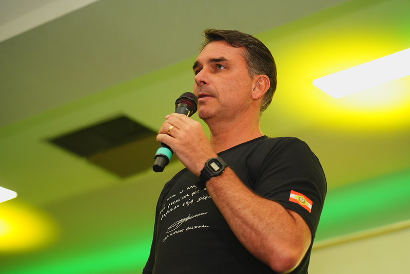 Flávio Bolsonaro tem 110 mil votos a mais que Jair Bolsonaro no Piauí