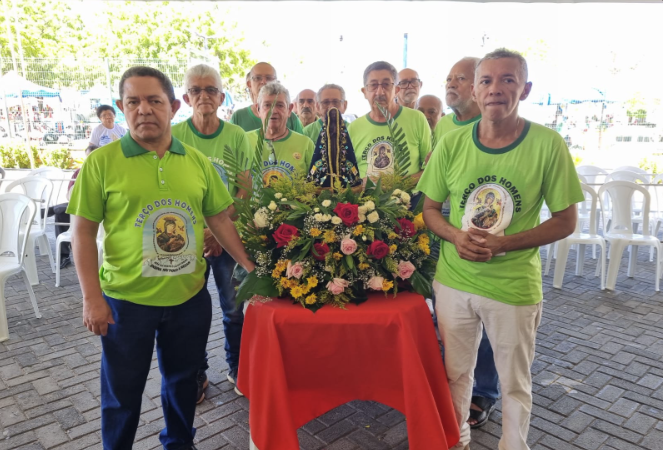 Imagem de Nossa Senhora Aparecida chega à Vila Operária em preparação para festa