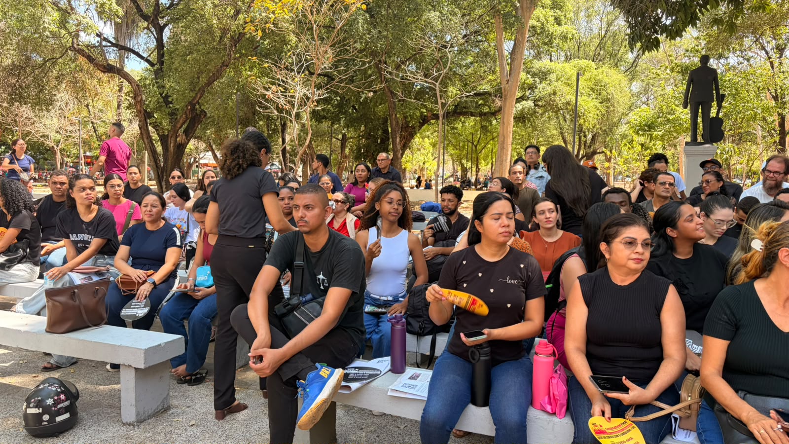 Auxiliares educacionais paralisam atividades e cobram reajuste em Teresina